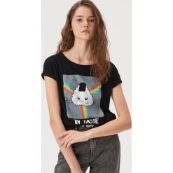 T-shirt z kolorową grafiką - Czarny. Czarne t-shirty damskie Sinsay, l, bez wzorów, bez kołnierzyka. W wyprzedaży za 7.99 zł.