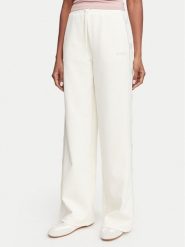 Guess Spodnie dresowe V5BB12 KCX22 Kremowy Regular Fit. Białe spodnie dresowe damskie Guess, xs, z aplikacjami, z dresówki. Za 474.99 zł.