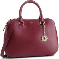 Torebka DKNY - Bryant Md Satchel R83D3620 Blood Red XOD. Torebki do ręki damskie marki DKNY. W wyprzedaży za 839.00 zł.
