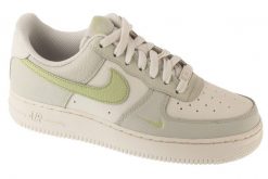 Buty sportowe Sneakersy damskie, Air Force 1 07. Białe obuwie sportowe damskie Nike, bez wzorów, z materiału, trekkingowe, Nike Air Force. Za 499.99 zł.