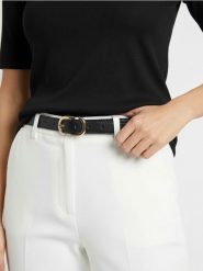 Pasek z imitacji skóry ze złotą klamrą - czarny. Czarne paski damskie Sinsay, bez wzorów, ze skóry. Za 15.99 zł.