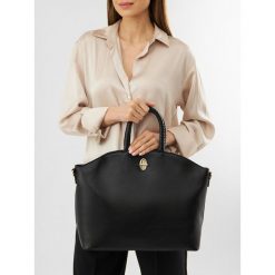 Torebka Jenny Fairy. Czarne torebki do ręki damskie Jenny Fairy, bez wzorów, klasyczne, bez dodatków. Za 89.99 zł.