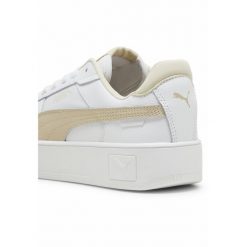 Sneakersy damskie Carina Street PUMA White Putty Beige. Białe obuwie sportowe damskie Puma, bez wzorów, trekkingowe. W wyprzedaży za 257.05 zł.