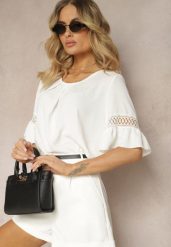 Biała Luźna Bluzka z Ażurową Wstawką na Rękawach Birian. Białe bluzki damskie Renee, na lato, w ażurowe wzory, z jeansu, eleganckie, bez kołnierzyka, bez ramiączek. Za 49.99 zł.