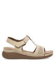Clara Barson Sandały WYL05010-15 Beżowy. Brązowe sandały damskie Clara Barson, bez wzorów, z syntetyku, bez obcasa, na koturnie, bez zapięcia. Za 69.99 zł.