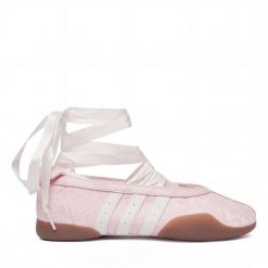 Baleriny adidas. Czerwone baleriny damskie Adidas, bez wzorów, bez obcasa. Za 479.99 zł.