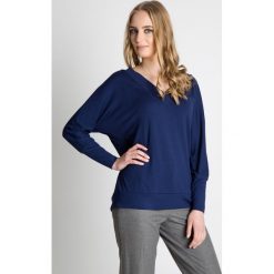 Granatowa luźna bluzka BIALCON. Niebieskie bluzki damskie BIALCON, z jeansu, sportowe, z dekoltem w serek, z długim rękawem. Za 119.00 zł.