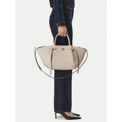 Torebka Guess. Brązowe torebki do ręki damskie Guess, z aplikacjami, klasyczne, bez dodatków. Za 634.99 zł.