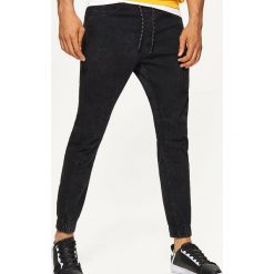 Jeansy SLIM JOGGER - Czarny. Czarne jeansy męskie Cropp. Za 129.99 zł.