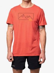 Koszulka z nadrukiem Devold Active Outline Tee. Czerwone koszulki sportowe męskie Devold, l, bez wzorów, z materiału, bez kołnierzyka, bez ramiączek, outdoorowe. Za 302.49 zł.