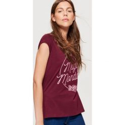 Koszulka z napisem - Bordowy. Czerwone t-shirty damskie Cropp, z napisami. Za 19.99 zł.