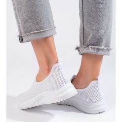 Białe tekstylne buty sportowe. Białe obuwie sportowe damskie bez wzorów. Za 86.94 zł.