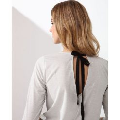 SWETER DŁUGI RĘKAW DAMSKI. Szare swetry damskie TOP SECRET, na lato, bez wzorów, z dzianiny, bez kołnierzyka, bez ramiączek, długie, bez kaptura. W wyprzedaży za 39.99 zł.