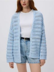 Kardigan z bawełną - jasnoniebieski. Niebieskie kardigany damskie Reserved, l, bez wzorów, z bawełny. W wyprzedaży za 59.99 zł.
