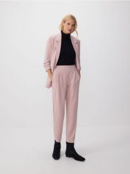 Spodnie jogger z zakładkami - pastelowy róż. Czerwone spodnie materiałowe damskie Reserved, l, bez wzorów, z dzianiny. W wyprzedaży za 49.99 zł.