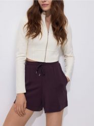 Szorty z modalem - ciemnofioletowy. Fioletowe szorty damskie Reserved, l, bez wzorów, z dzianiny. Za 79.99 zł.