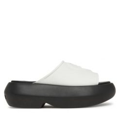 Klapki LOVE MOSCHINO. Białe klapki damskie Love Moschino, bez wzorów, bez obcasa. Za 499.99 zł.