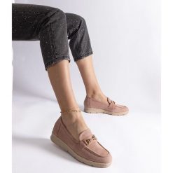 Różowe mokasyny damskie z eko zamszu z łańcuchem. Czerwone mokasyny damskie z jeansu, eleganckie. Za 88.44 zł.