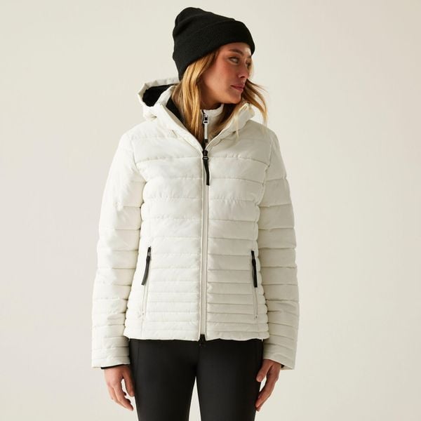 Kurtka damska zimowa ocieplana Kelane. Białe kurtki damskie Regatta, na zimę, bez wzorów, z puchu, bez kaptura, trekkingowe. W wyprzedaży za 247.49 zł.