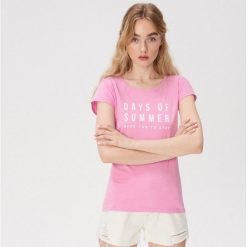 T-shirt z napisem Days of summer - Różowy. Czerwone t-shirty damskie marki Sinsay, bez wzorów, bez kołnierzyka. Za 9.99 zł.