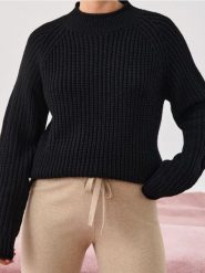 Sweter o grubym splocie - czarny. Czarne swetry damskie Sinsay, l, bez wzorów, ze splotem, bez kołnierzyka, bez ramiączek, bez kaptura. Za 49.99 zł.