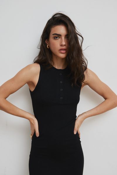 Dopasowana sukienka bez rękawów w kolorze TOTALLY BLACK - TARMA. Czarne sukienki damskie Marsala, na co dzień, na lato, uniwersalny, bez wzorów, z dzianiny, eleganckie, bez kołnierzyka, bez ramiączek, midi, dopasowane. Za 249.90 zł.