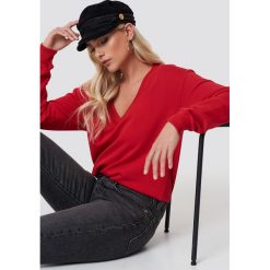 NA-KD Basic Bluza basic z dekoltem V - Red. Czerwone bluzy damskie NA-KD Basic. Za 100.95 zł.