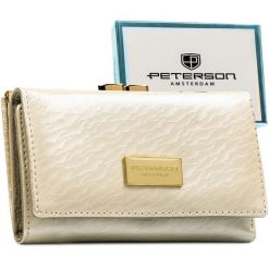 Portfel damski w kolorze ecru zamykany na zatrzask i bigiel - Peterson. Portfele damskie Peterson, bez wzorów, ze skóry ekologicznej. Za 79.99 zł.