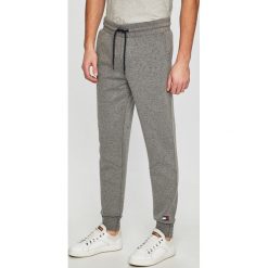 Tommy Hilfiger - Spodnie. Spodnie materiałowe męskie Tommy Hilfiger. W wyprzedaży za 239.90 zł.