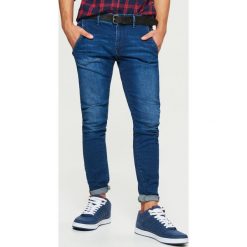 Jeansy SLIM z paskiem - Granatowy. Niebieskie jeansy męskie Cropp. Za 149.99 zł.