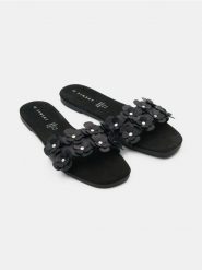 Klapki z aplikacjami 3D - czarny. Czarne klapki damskie Sinsay, z aplikacjami, bez obcasa. Za 49.99 zł.