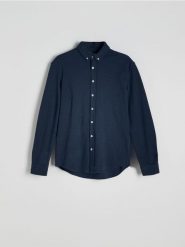 Koszula regular fit z bawełną - granatowy. Niebieskie koszule męskie Reserved, l, bez wzorów, z bawełny, bez kołnierzyka, bez ramiączek. W wyprzedaży za 39.99 zł.