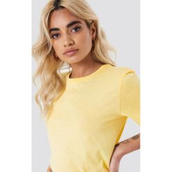 NA-KD Basic T-shirt basic - Yellow. Żółte t-shirty damskie NA-KD Basic, z bawełny, z okrągłym kołnierzem. Za 52.95 zł.