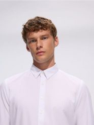 Gładka koszula slim fit - biały. Białe koszule męskie Reserved, l, bez wzorów, z tkaniny, bez kołnierzyka, bez ramiączek. Za 129.99 zł.