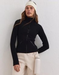 Damska kurtka polarowa, elastyczna, na zamek, czarna. Czarne kurtki sportowe damskie Aim'n, l, bez wzorów, z elastanu, bez kaptura, na fitness i siłownię. Za 345.00 zł.