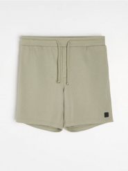 Szorty dresowe z wiązaniem - zielony. Zielone szorty męskie Sinsay, l, bez wzorów, z dresówki. Za 39.99 zł.