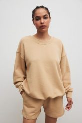 Bluza typu oversize w kolorze BISQUIT - KOS-UNI. Brązowe bluzy damskie Marsala, m, bez wzorów, z bawełny, bez kaptura. Za 349.90 zł.