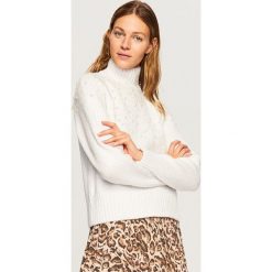 Sweter z perełkami - Kremowy. Białe swetry damskie Reserved. Za 139.99 zł.