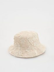 Ażurowy kapelusz bucket - kremowy. Białe czapki i kapelusze damskie Reserved, w ażurowe wzory. Za 69.99 zł.