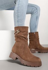 Brązowe Botki z Imitacji Zamszu z Ozdobnie Marszczoną Cholewką i Metalowym Detalem Zinarissa. Brązowe botki damskie Renee, z jeansu, eleganckie, bez obcasa, na obcasie, bez zapięcia. Za 149.99 zł.