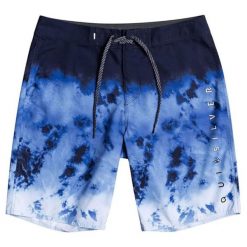 Spodenki kąpielowe dla dzieci Quiksilver niebieskie tie dye. Niebieskie kąpielówki dla chłopców Quiksilver, bez wzorów, z poliesteru. Za 88.55 zł.