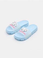 Klapki z antypoślizgową podeszwą Cinnamoroll - błękitny. Niebieskie klapki damskie Sinsay, bez wzorów, bez obcasa. Za 35.99 zł.