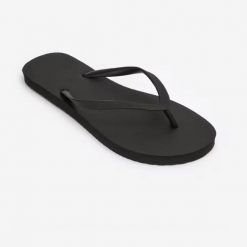 Japonki damskie Decathlon 100. Czarne klapki damskie Decathlon, bez wzorów, klasyczne, bez obcasa. Za 12.99 zł.