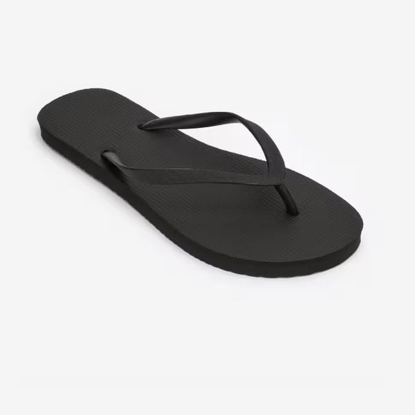 Japonki damskie Decathlon 100. Czarne klapki damskie Decathlon, bez wzorów, z materiału, klasyczne, bez obcasa. Za 12.99 zł.