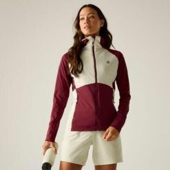 Damska bluza Evolving III z kapturem, elastyczna, w blokach kolorów. Czerwone bluzy damskie Dare 2b, bez wzorów, z elastanu, z kapturem. Za 379.99 zł.