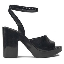 Sandały Melissa. Czarne klapki damskie Melissa, bez wzorów, bez obcasa, na słupku, bez zapięcia. Za 399.99 zł.