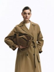 Zamszowa torebka hobo - beżowy. Brązowe torebki do ręki damskie Reserved, bez wzorów, ze skóry, zamszowe, bez dodatków. Za 299.99 zł.