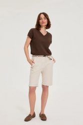 Bawełniane szorty beżowe. Brązowe szorty damskie MOODO, bez wzorów, z bawełny. Za 109.99 zł.