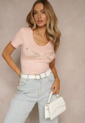 Różowy T-shirt z Bawełny Ozdobiony Cyrkoniową Ważką Ulioretia. Czerwone bluzki damskie Renee, s, z aplikacjami, z bawełny, biznesowe, bez kołnierzyka. Za 34.99 zł.