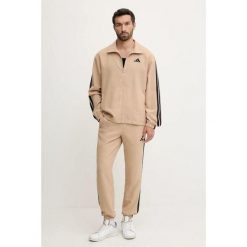 Dres męski adidas Sportswear Basic 3-Stripes Woven. Brązowe buty sportowe męskie Adidas, z dresówki, bez zapięcia, na fitness i siłownię. Za 229.99 zł.